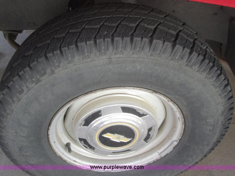 image for item B5711 1991 Chevrolet Suburban 1500 SUV