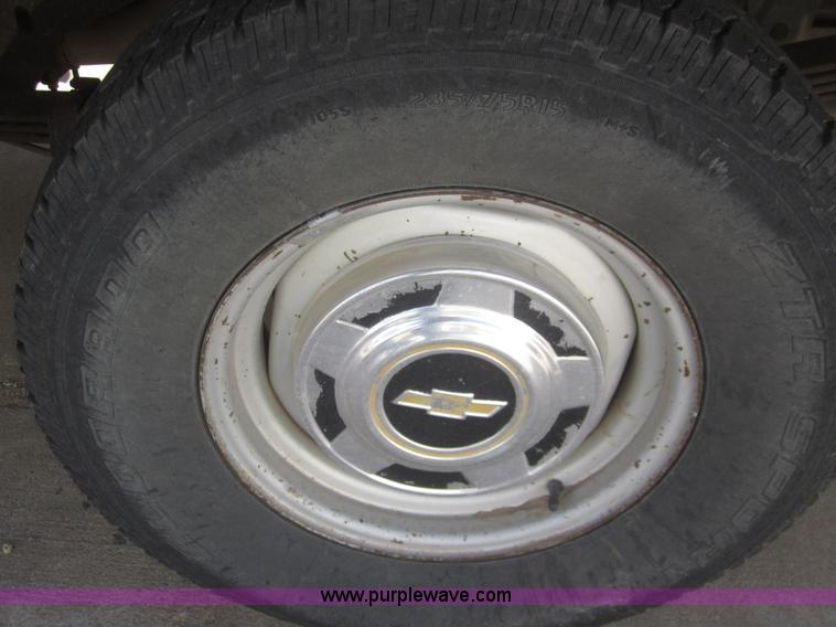 image for item B5711 1991 Chevrolet Suburban 1500 SUV