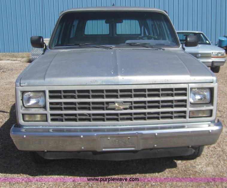 image for item B5767 1989 Chevrolet Suburban 1500 SUV