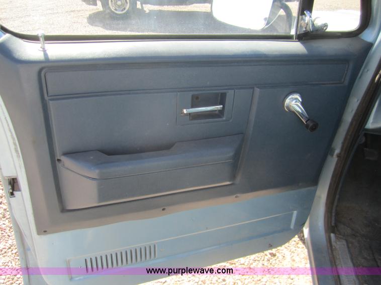 image for item B5767 1989 Chevrolet Suburban 1500 SUV