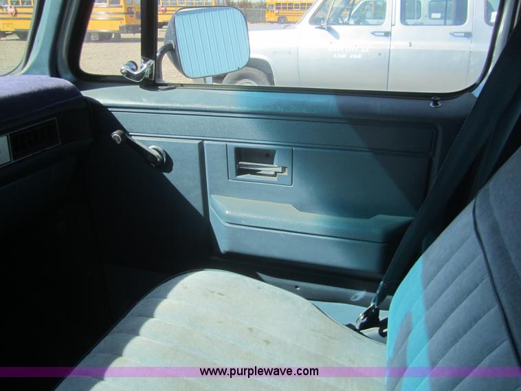 image for item B5767 1989 Chevrolet Suburban 1500 SUV