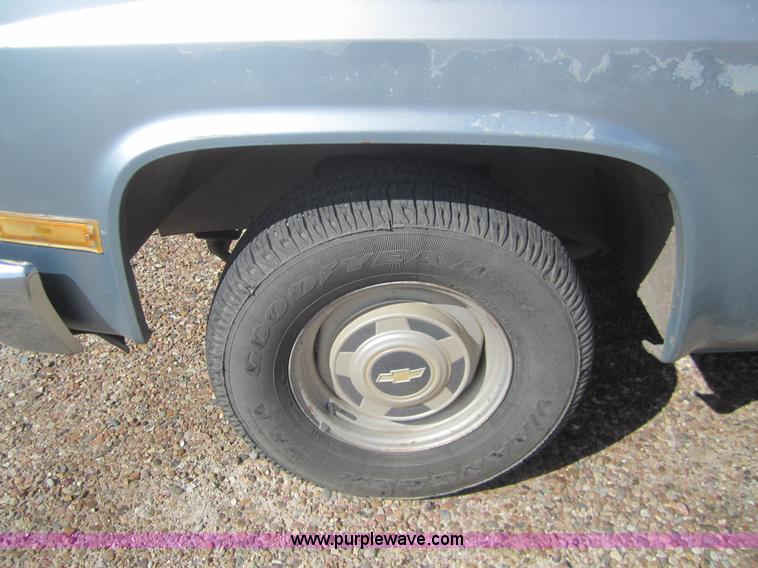 image for item B5767 1989 Chevrolet Suburban 1500 SUV