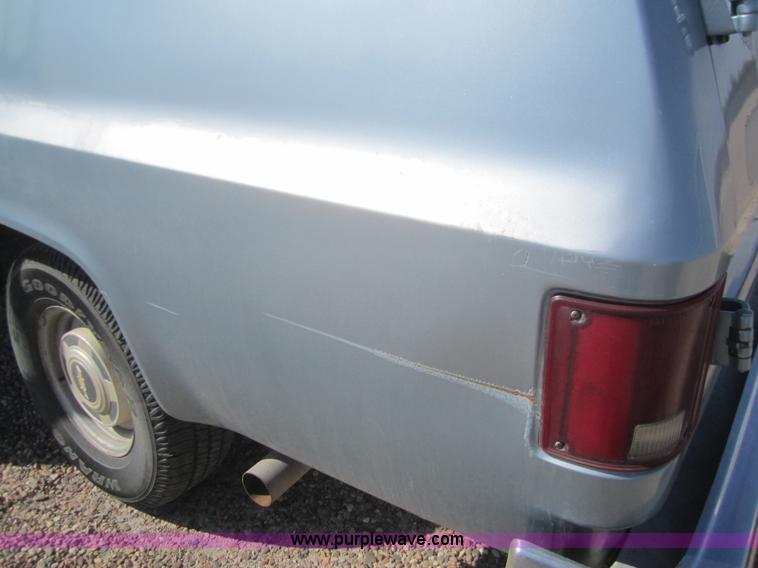 image for item B5767 1989 Chevrolet Suburban 1500 SUV