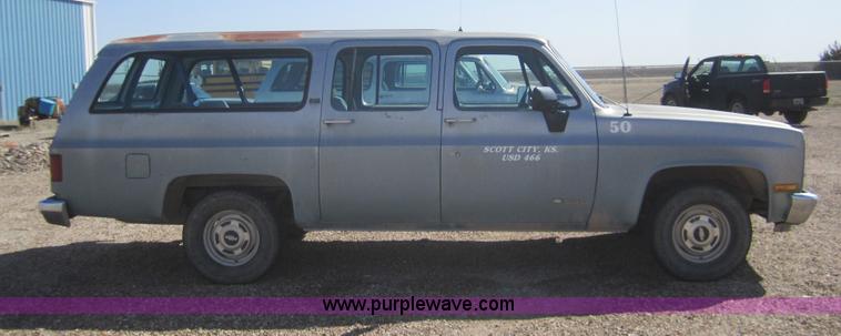 image for item B5769 1989 Chevrolet Suburban 1500 SUV