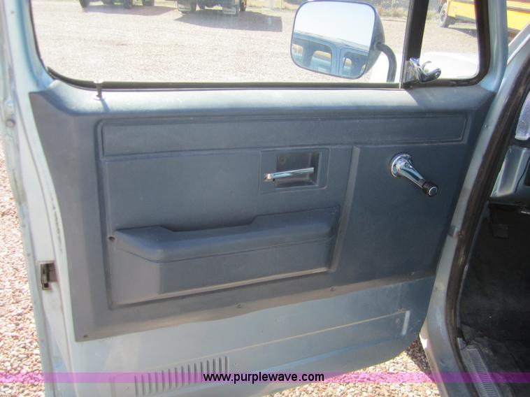 image for item B5769 1989 Chevrolet Suburban 1500 SUV