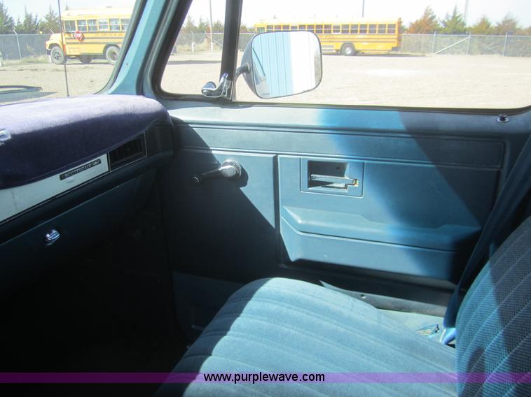 image for item B5769 1989 Chevrolet Suburban 1500 SUV