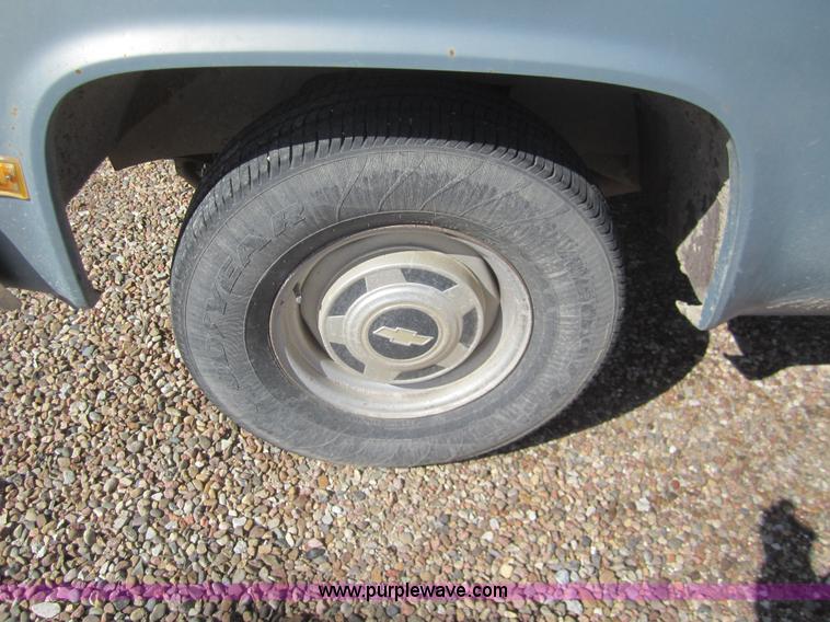 image for item B5769 1989 Chevrolet Suburban 1500 SUV