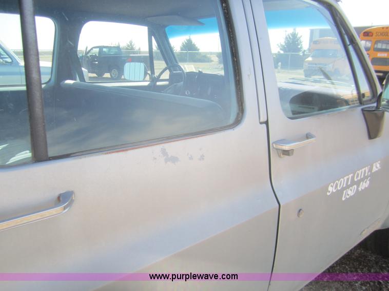 image for item B5769 1989 Chevrolet Suburban 1500 SUV