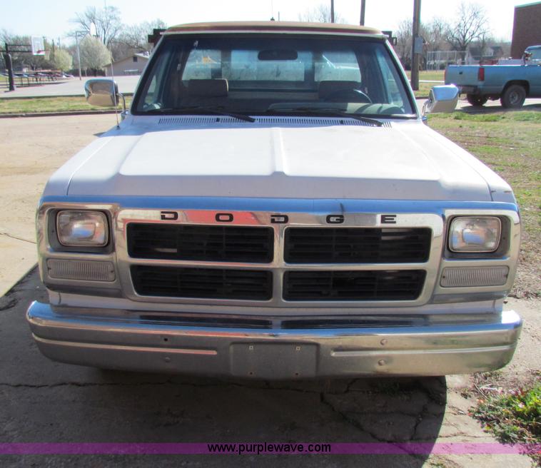 image for item B7193 1992 Dodge Ram D250 LE pickup truck