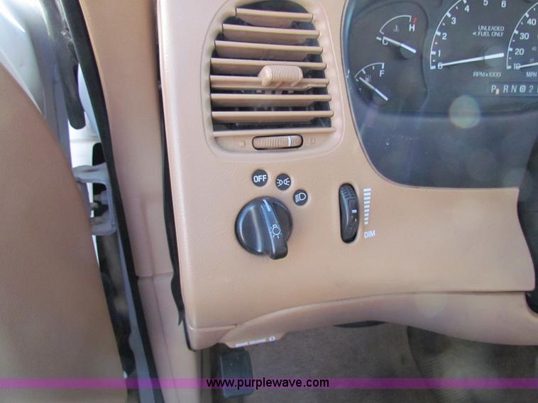 image for item B7196 1996 Ford Explorer XLT SUV