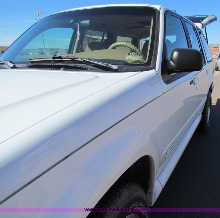 image for item B7196 1996 Ford Explorer XLT SUV