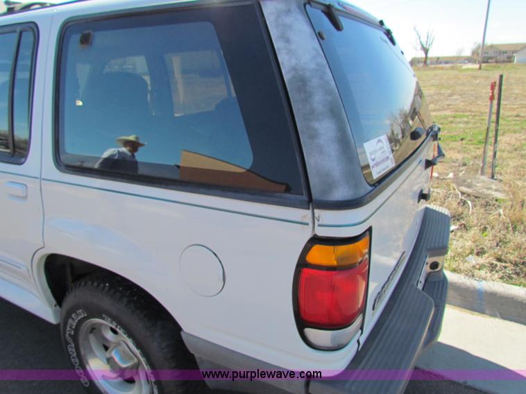 image for item B7196 1996 Ford Explorer XLT SUV