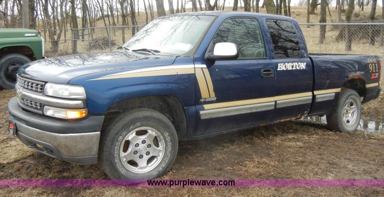 image for item C4010 2000 Chevrolet Silverado K1500 Z71 extended cab pickup truck