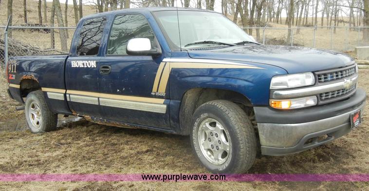 image for item C4010 2000 Chevrolet Silverado K1500 Z71 extended cab pickup truck