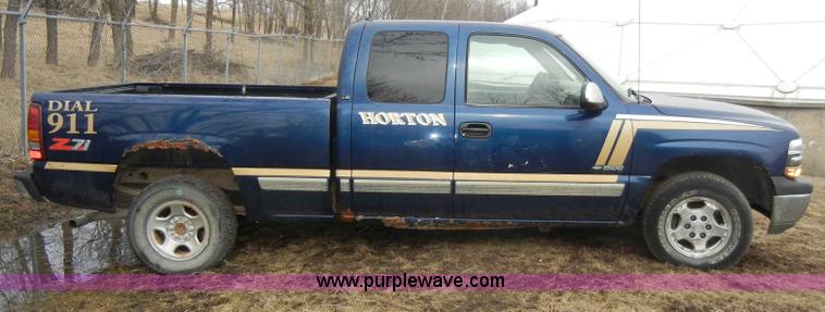 image for item C4010 2000 Chevrolet Silverado K1500 Z71 extended cab pickup truck