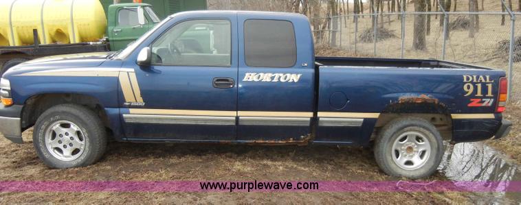 image for item C4010 2000 Chevrolet Silverado K1500 Z71 extended cab pickup truck