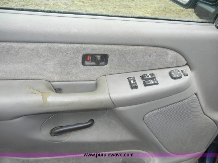 image for item C4010 2000 Chevrolet Silverado K1500 Z71 extended cab pickup truck