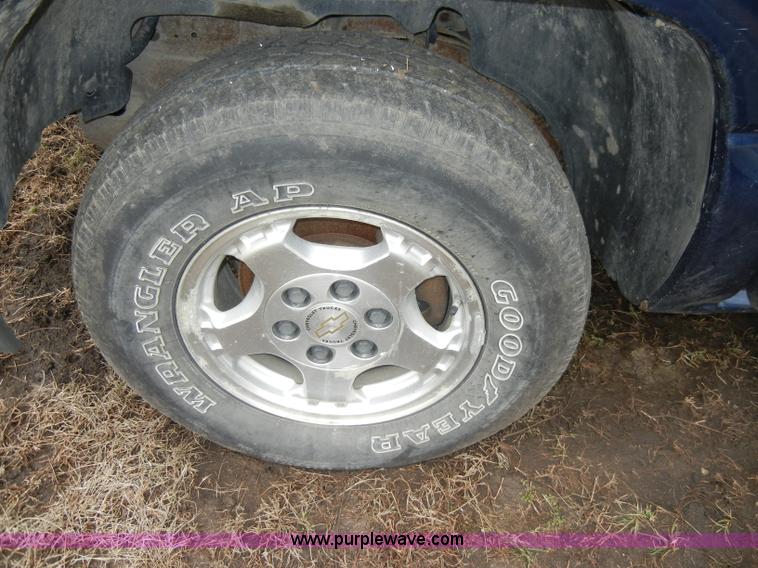 image for item C4010 2000 Chevrolet Silverado K1500 Z71 extended cab pickup truck