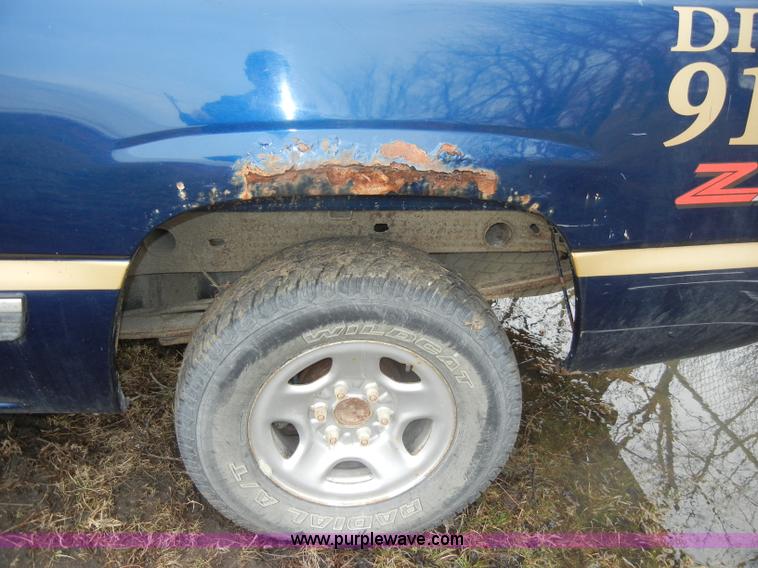 image for item C4010 2000 Chevrolet Silverado K1500 Z71 extended cab pickup truck