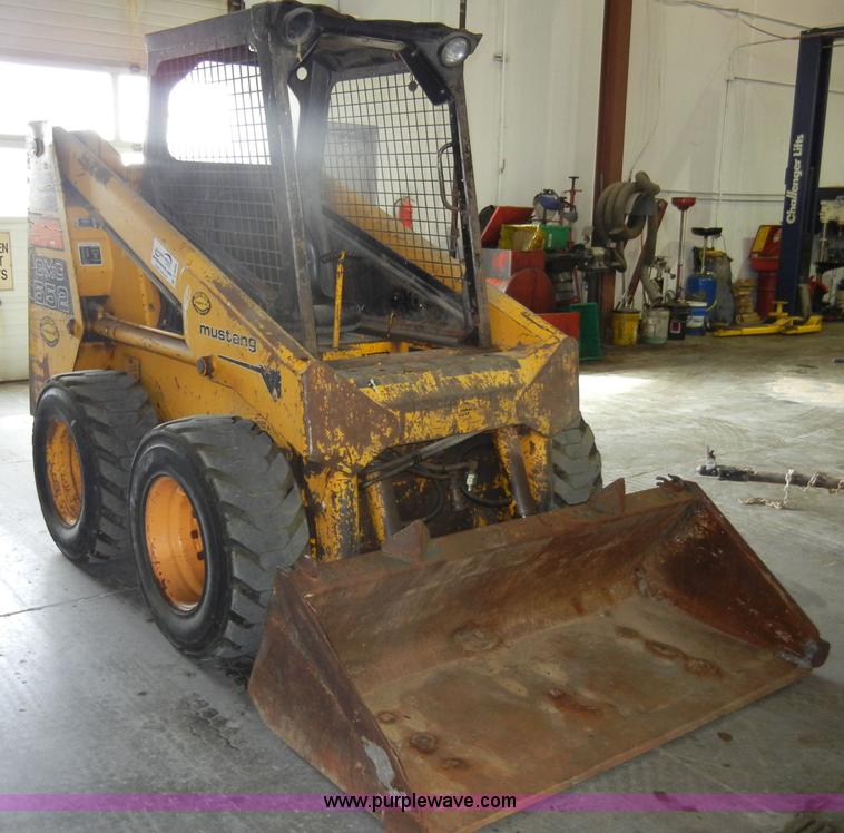 image for item C4096 1986 Mustang OMC552 skid steer