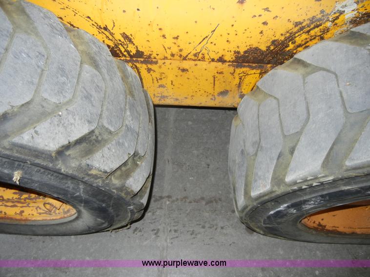 image for item C4096 1986 Mustang OMC552 skid steer