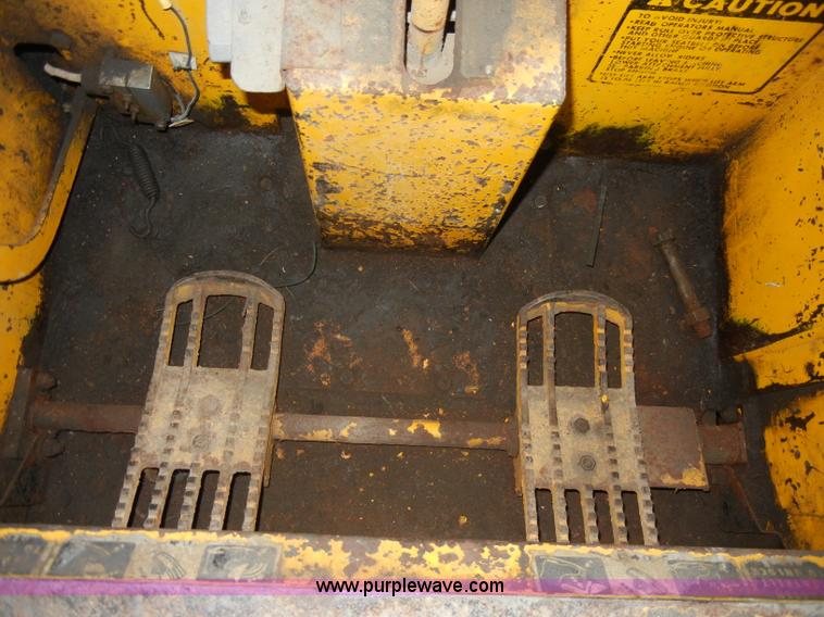 image for item C4096 1986 Mustang OMC552 skid steer