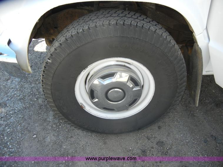 image for item C4215 1989 Ford E350 ambulance