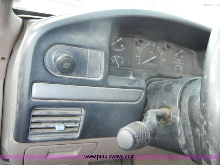 image for item C4217 1995 Ford F150 XL pickup truck