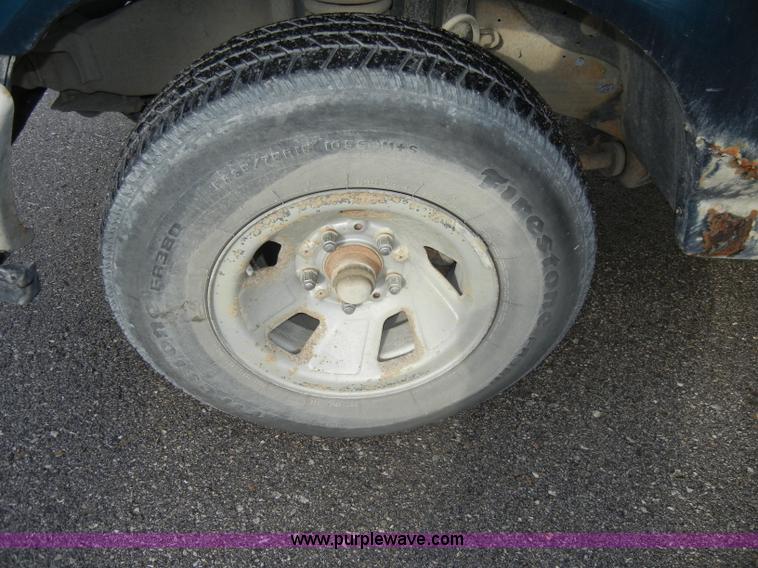 image for item C4217 1995 Ford F150 XL pickup truck