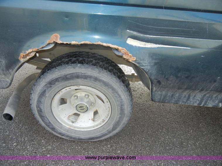 image for item C4217 1995 Ford F150 XL pickup truck