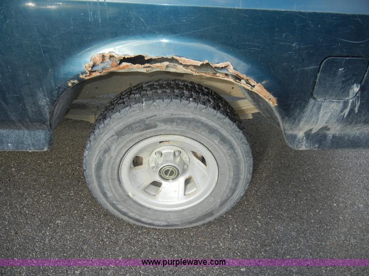 image for item C4217 1995 Ford F150 XL pickup truck