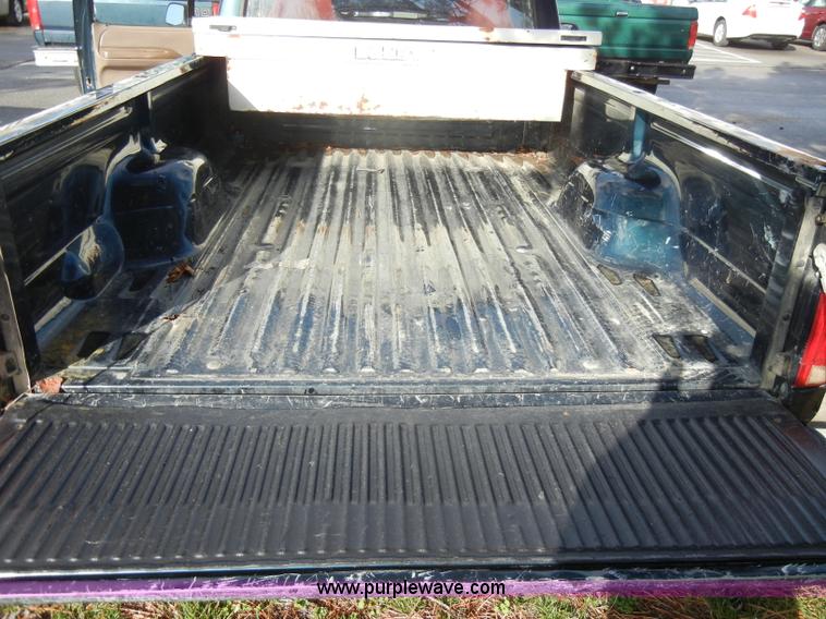 image for item C4337 1995 Ford F150 XL pickup truck