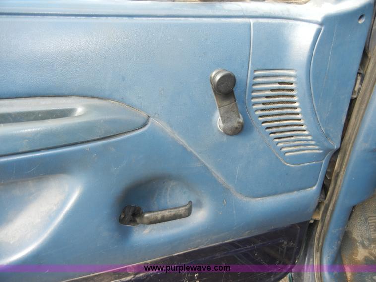 image for item C4338 1995 Ford F150 XLT pickup truck