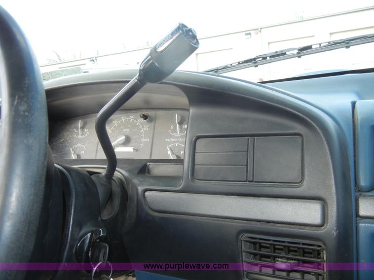 image for item C4338 1995 Ford F150 XLT pickup truck