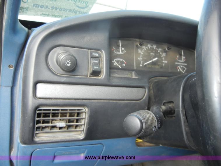 image for item C4338 1995 Ford F150 XLT pickup truck