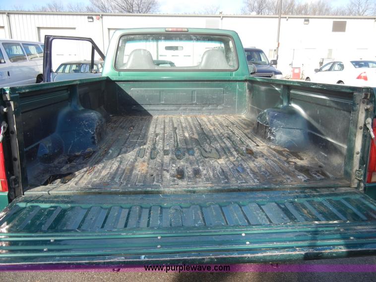 image for item C4338 1995 Ford F150 XLT pickup truck