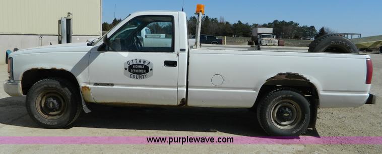 image for item D8875 1992 Chevrolet Cheyenne C2500 pickup truck