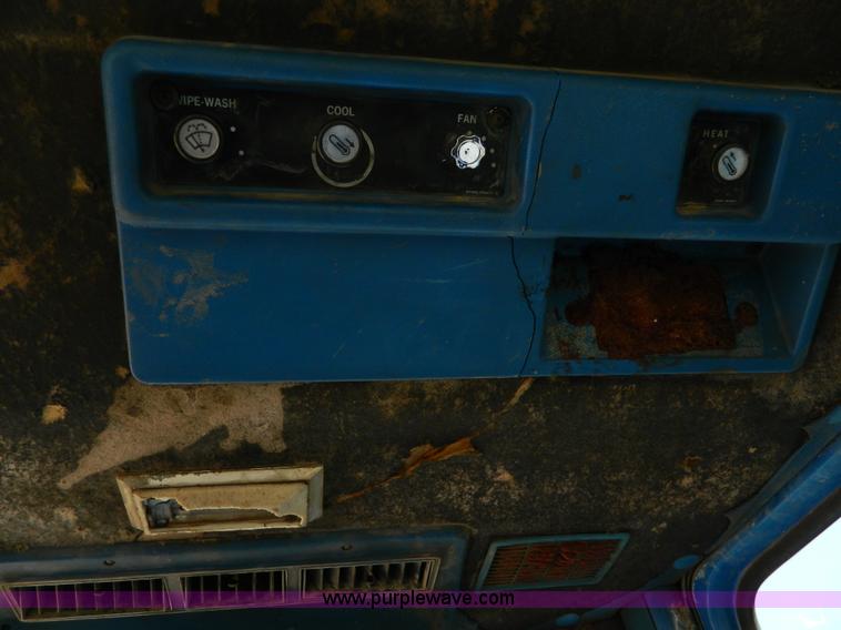 image for item D8880 1979 Ford 6600 tractor