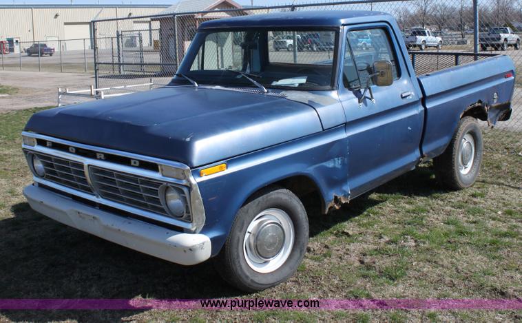 image for item L9553 1975 Ford F100 short bed pickup truck