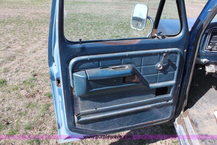 image for item L9553 1975 Ford F100 short bed pickup truck