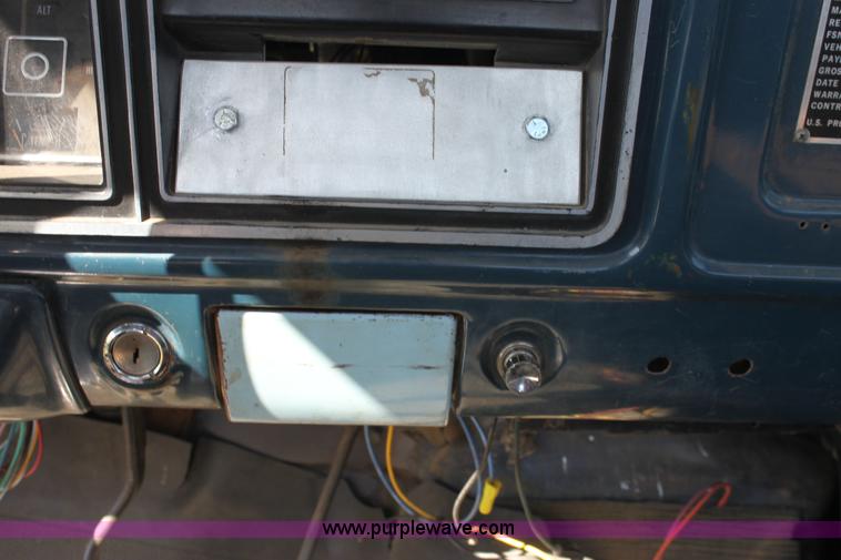 image for item L9553 1975 Ford F100 short bed pickup truck