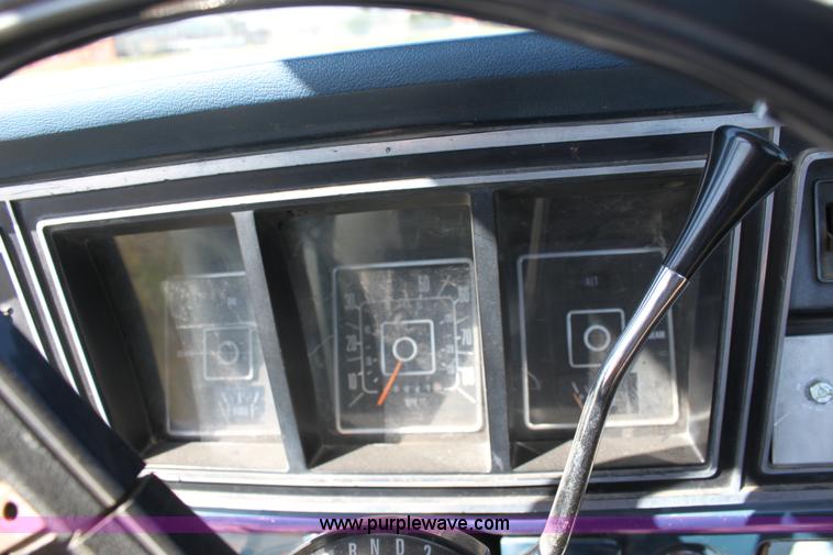 image for item L9553 1975 Ford F100 short bed pickup truck