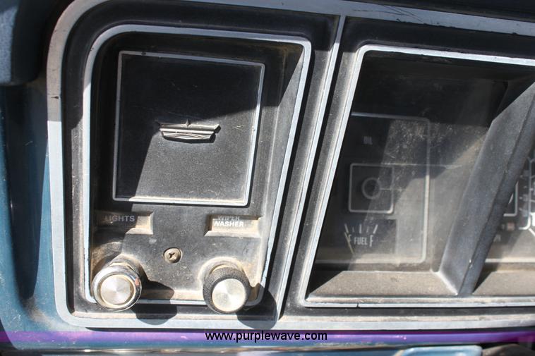 image for item L9553 1975 Ford F100 short bed pickup truck