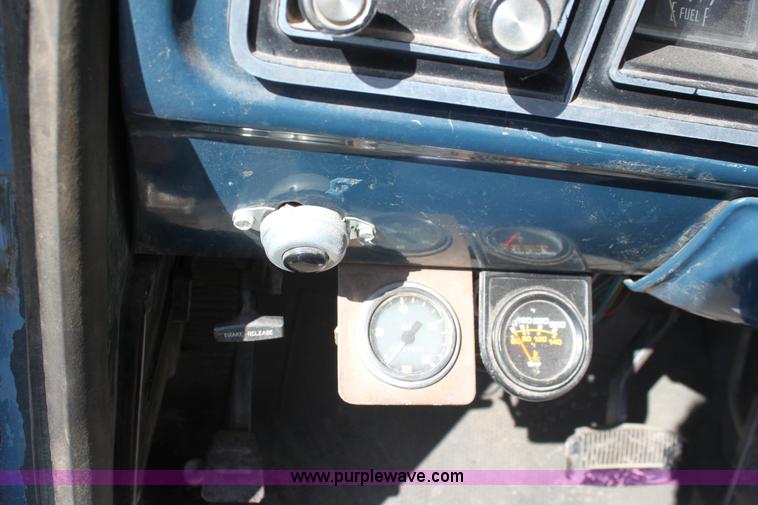 image for item L9553 1975 Ford F100 short bed pickup truck