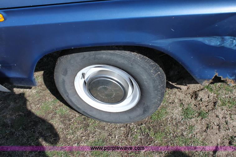 image for item L9553 1975 Ford F100 short bed pickup truck