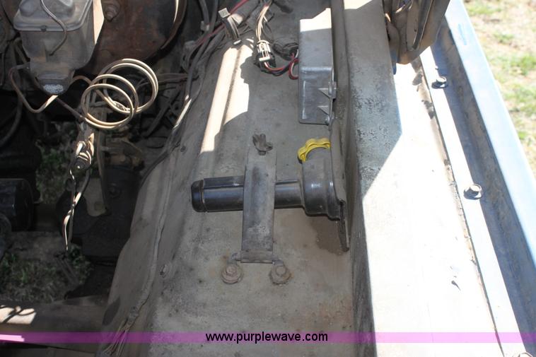 image for item L9553 1975 Ford F100 short bed pickup truck