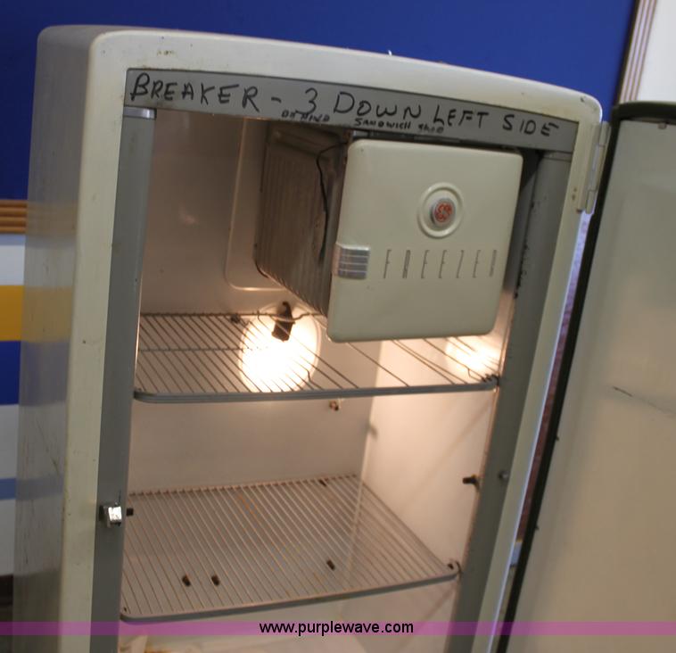 image for item L9567 General Electric refrigerator