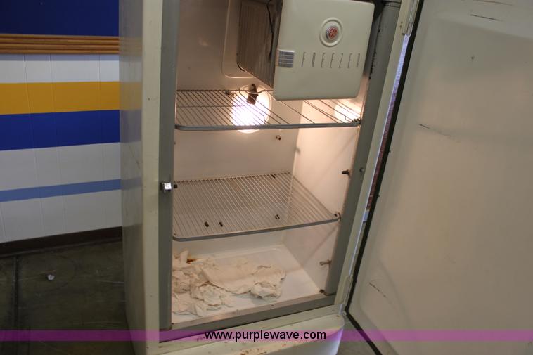 image for item L9567 General Electric refrigerator