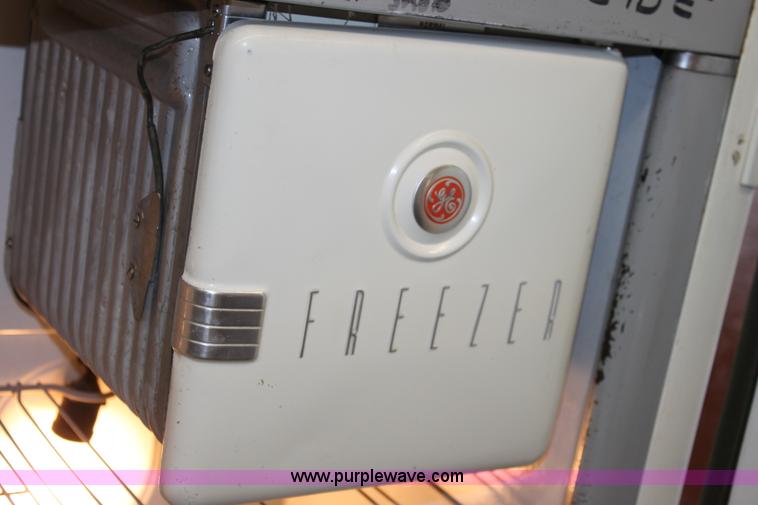 image for item L9567 General Electric refrigerator