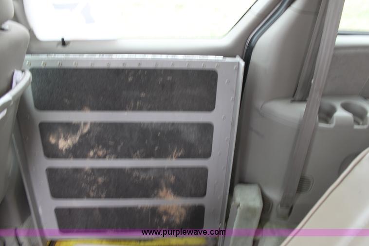 image for item L9621 2001 Dodge Grand Caravan Sport mini van